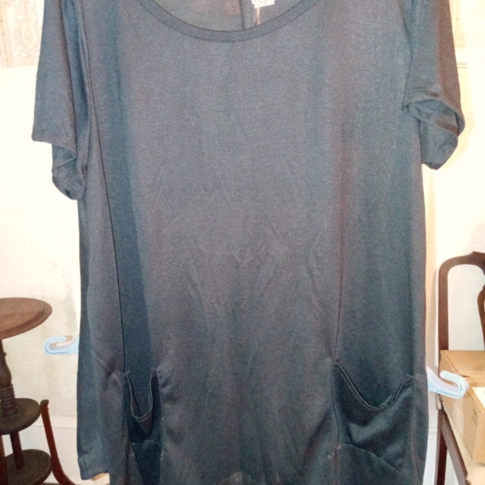 Short sleeve black top with pockets, size 2X